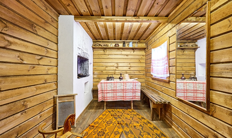 the first miniature museum